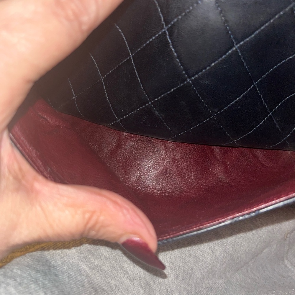 CHANEL Black Quilted Leather Shoulder Bag with Gold Chain - Picture 9 of 13